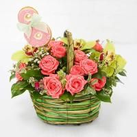 Букет цветов в корзинке с печеньем "Корзинка для любимой"