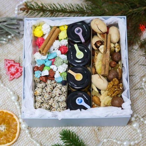 Подарочная коробка с медом и орехами
