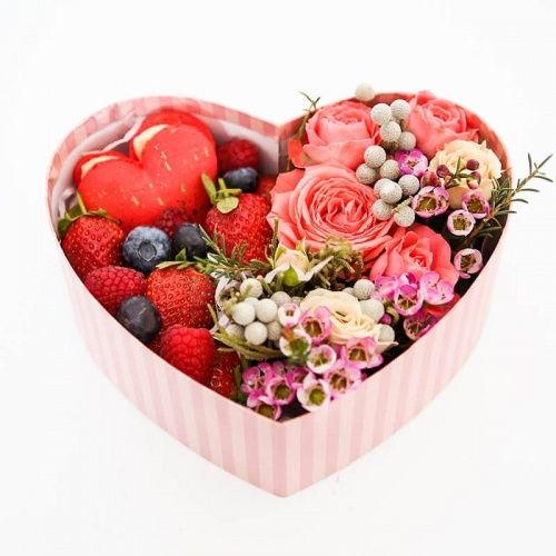 Сердечко из цветов с ягодами