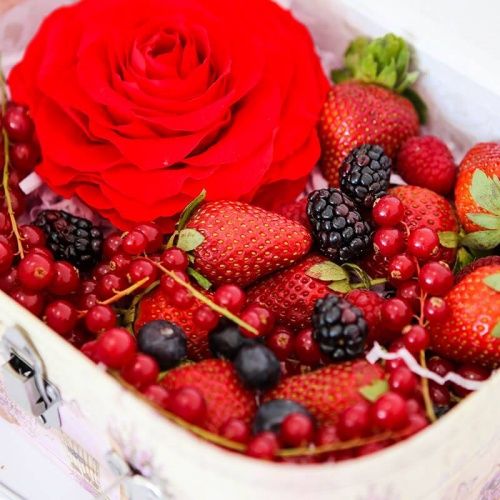 Сундучок с ягодами и стабилизированной розой