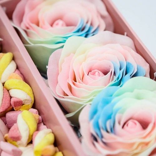 Подарочная коробка-шкатулка с воздушными сладостями и мыльными розами