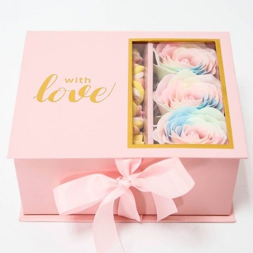 Подарочная коробка-шкатулка с воздушными сладостями и мыльными розами