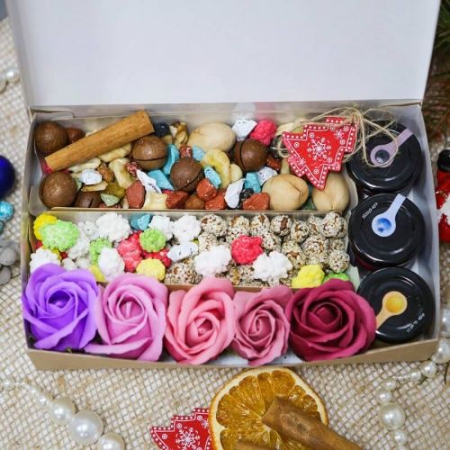 Подарочный набор с орехами, медом и мыльными розами