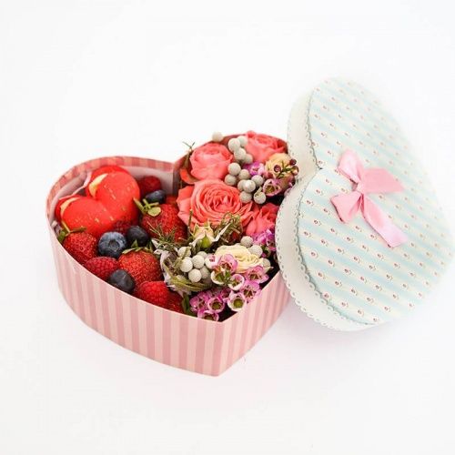 Сердечко из цветов с ягодами