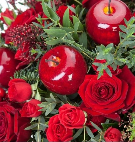 Букет с розами, шишками и яблоками "Морозный румянец"