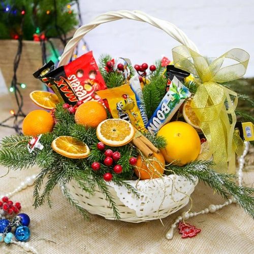 Корзина с фруктами и шоколадом на Новый год